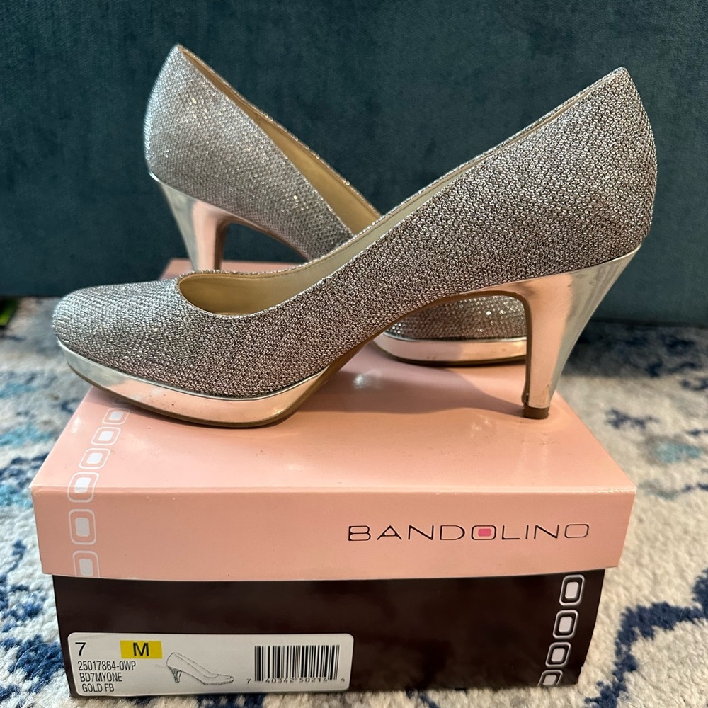 Bandolino Gold Platform Closed Toe Heels size 7